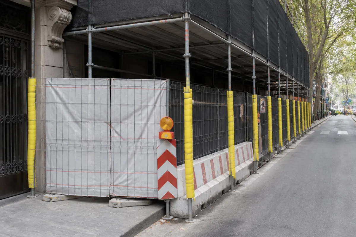 Protecciones de obra en una rehabilitación de fachada