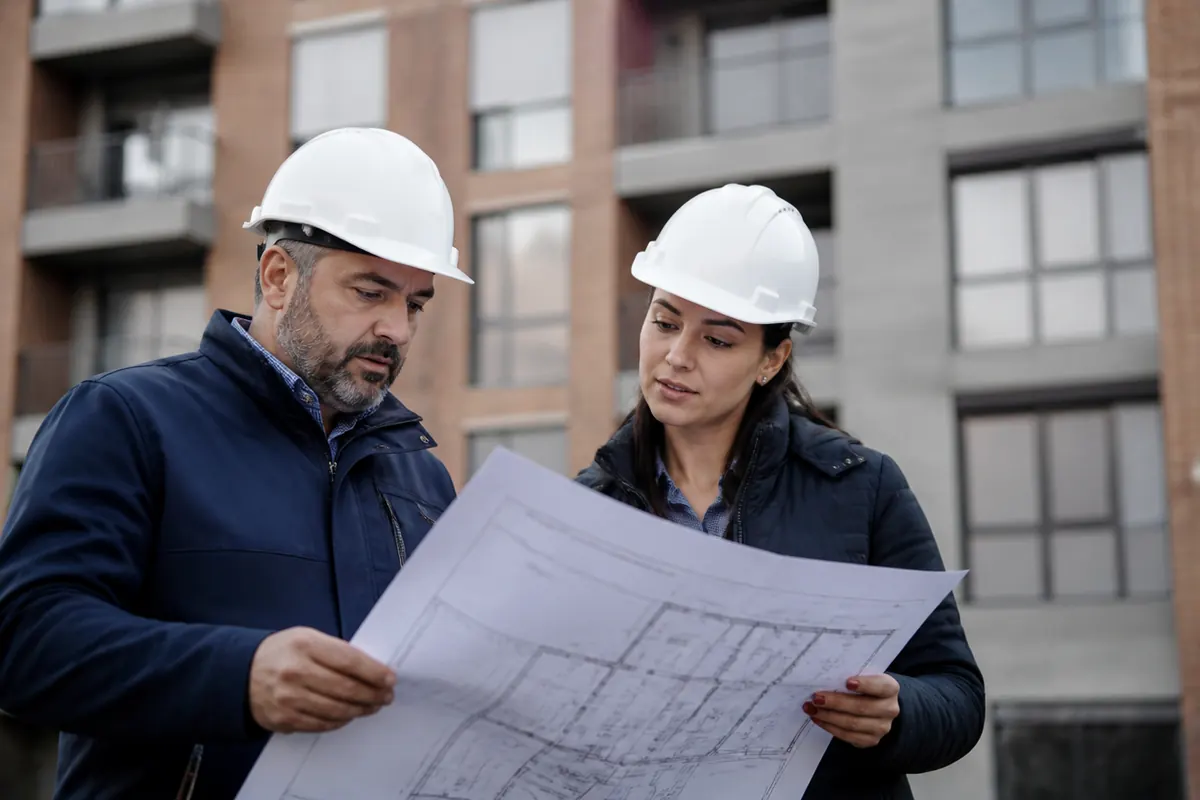 Equipo revisando documentación técnica antes de una obra de fachada