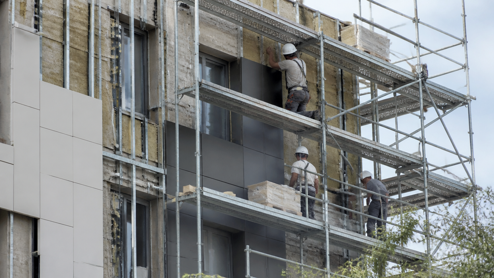 Edificio residencial con fachada renovada y entorno urbano de Valencia
